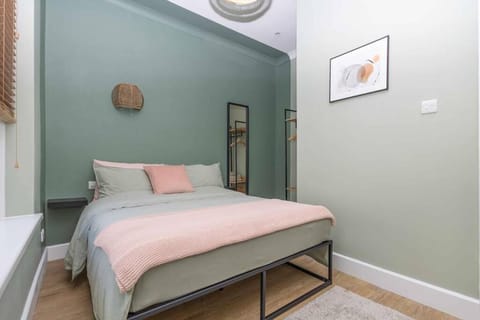 Beautiful 1 bedroom Town Centre Apartment - Sleeps up to 4 People - 5 Minutes to the Best Beach! - Great Location - Fast WiFi - Smart TV - Newly Fefurbished - sleeps up to 4! Close to Bournemouth & Poole Town Centre & Sandbanks Apartment in Bournemouth