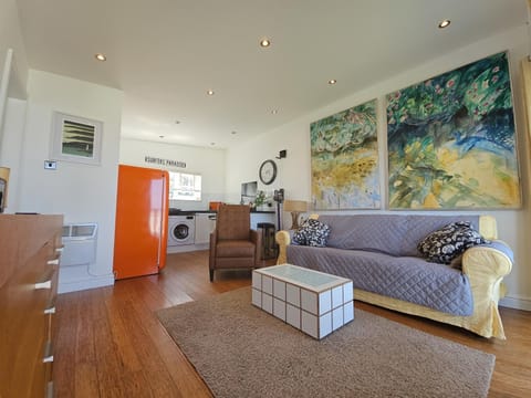 Property building, Kitchen or kitchenette, Living room, Seating area, oven, pet friendly