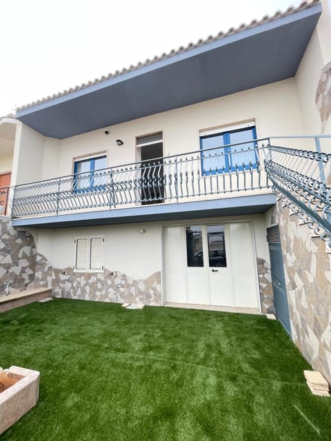 Property building, Garden, Balcony/Terrace, Garden view