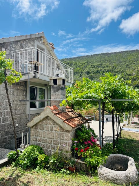 Luštica Old House Apartment in Kotor Municipality