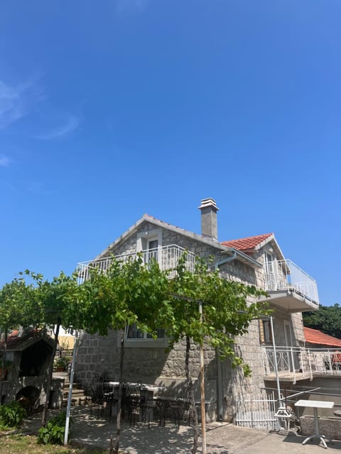 Luštica Old House Apartment in Kotor Municipality