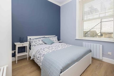 Stunning 2 bedroom Town Centre Apartment - Sleeps up to 5 People - 5 Minutes to the Best Beach! - Great Location - Fast WiFi - Smart TV - Newly Refurbished - sleeps up to 5! Close to Bournemouth & Poole Town Centre & Sandbanks Apartment in Bournemouth