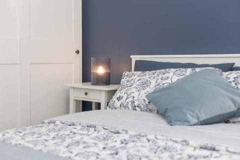 Stunning 2 bedroom Town Centre Apartment - Sleeps up to 5 People - 5 Minutes to the Best Beach! - Great Location - Fast WiFi - Smart TV - Newly Refurbished - sleeps up to 5! Close to Bournemouth & Poole Town Centre & Sandbanks Apartment in Bournemouth