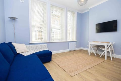 Stunning 2 bedroom Town Centre Apartment - Sleeps up to 5 People - 5 Minutes to the Best Beach! - Great Location - Fast WiFi - Smart TV - Newly Refurbished - sleeps up to 5! Close to Bournemouth & Poole Town Centre & Sandbanks Apartment in Bournemouth