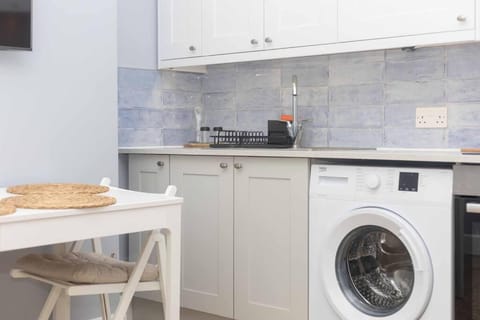 Stunning 2 bedroom Town Centre Apartment - Sleeps up to 5 People - 5 Minutes to the Best Beach! - Great Location - Fast WiFi - Smart TV - Newly Refurbished - sleeps up to 5! Close to Bournemouth & Poole Town Centre & Sandbanks Apartment in Bournemouth