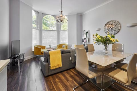 TV and multimedia, Living room, Seating area, Dining area