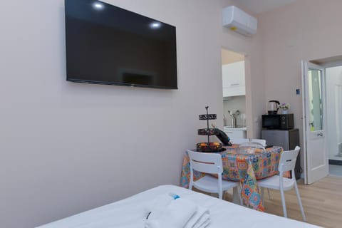 Communal lounge/ TV room, Bed, TV and multimedia, Kitchen or kitchenette, Photo of the whole room, Seating area, Dining area, Bedroom