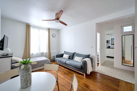 Communal lounge/ TV room, Bed, TV and multimedia, Living room, Photo of the whole room, Seating area, Bedroom, fireplace