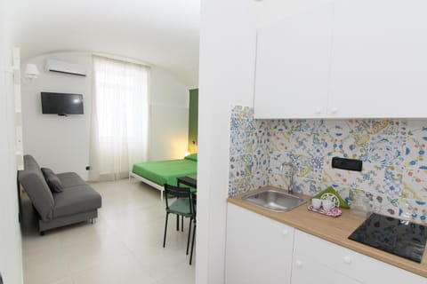 Bed, TV and multimedia, Kitchen or kitchenette, Seating area, Dining area