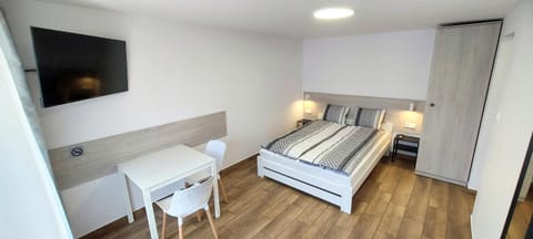 Bed, TV and multimedia, Photo of the whole room