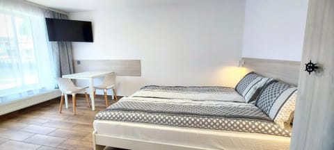 Bed, TV and multimedia, Photo of the whole room