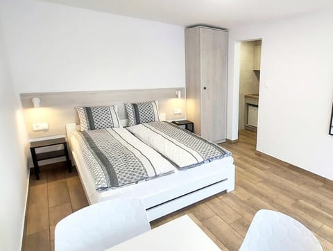 Bed, Photo of the whole room, wardrobe