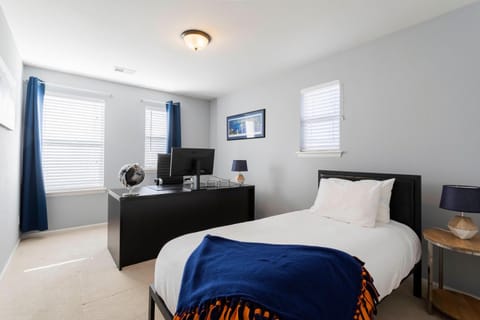 Spacious Family Friendly Townhome in Central Park House in Stapleton