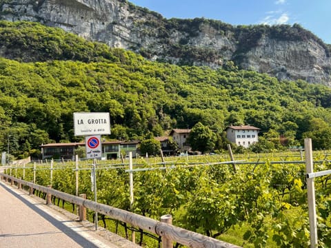 Restaurant/places to eat, Neighbourhood, Natural landscape, Mountain view, Street view