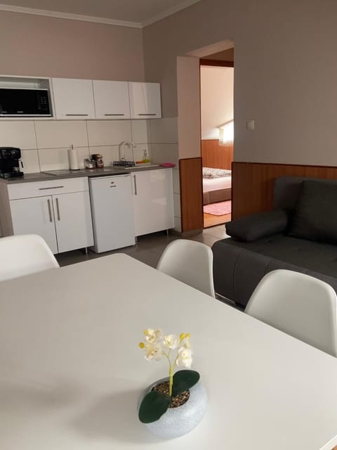Day, Kitchen or kitchenette