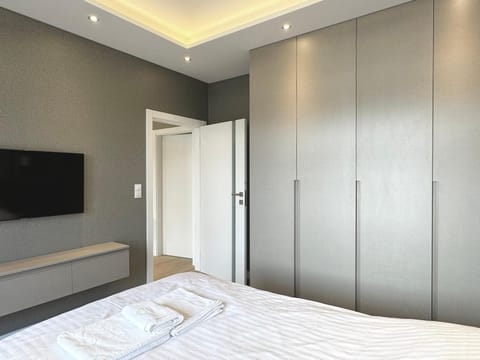 Bed, TV and multimedia, Photo of the whole room, Bedroom, towels, wardrobe