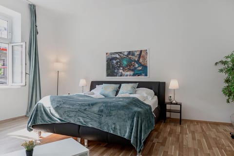 Property building, Bed, Bedroom