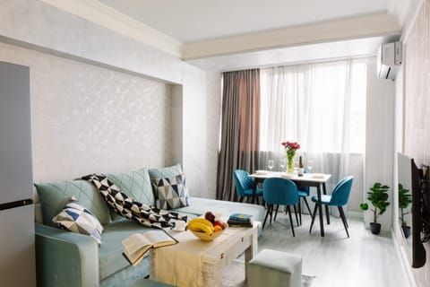 TV and multimedia, Living room, Seating area, Dining area