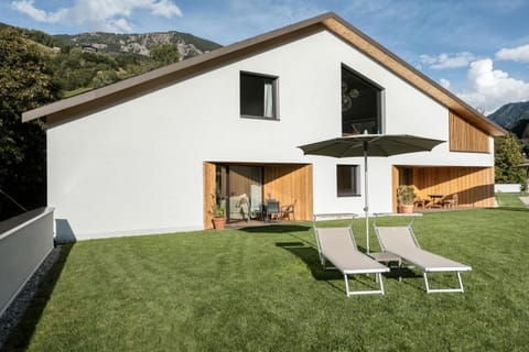 Property building, Patio, Day, Natural landscape, Garden, Garden view, Mountain view, sunbed