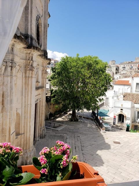 Property building, Neighbourhood, City view, Landmark view, Street view, Location