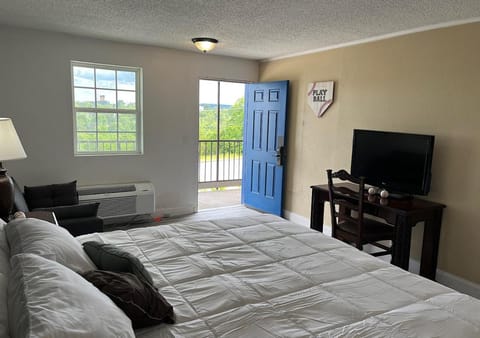 Bathroom, Bedroom, minibar