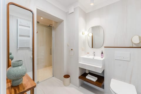 Shower, Toilet, Bathroom, towels