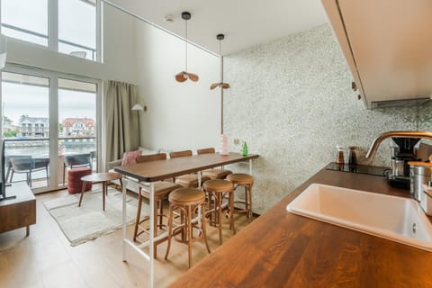 Kitchen or kitchenette, Living room, Seating area, Dining area