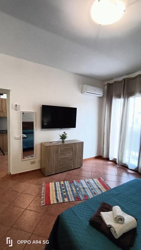 Communal lounge/ TV room, Bed, TV and multimedia, Photo of the whole room, Seating area, Evening entertainment, Bedroom, towels, air conditioner