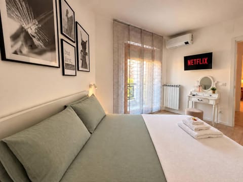 Bed, TV and multimedia, Bedroom, towels, wardrobe, air conditioner