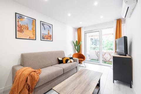 Communal lounge/ TV room, TV and multimedia, Living room, Seating area, air conditioner