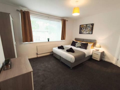 Elegant Home, Near The Beach Apartment in England