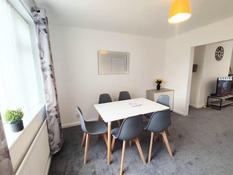 Elegant Home, Near The Beach Apartment in England