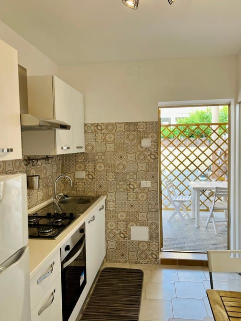Kitchen or kitchenette, Dining area, stove