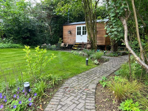 Tranquil Spot Shepherds Hut Chalet in Forest of Dean