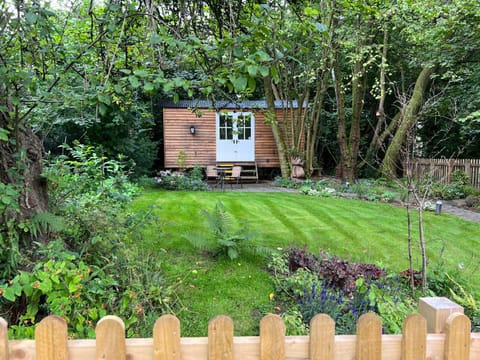 Tranquil Spot Shepherds Hut Chalet in Forest of Dean