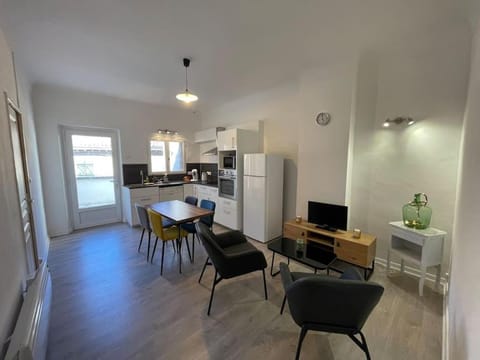 Kitchen or kitchenette, Living room, Dining area, minibar, pet friendly, stove, toaster