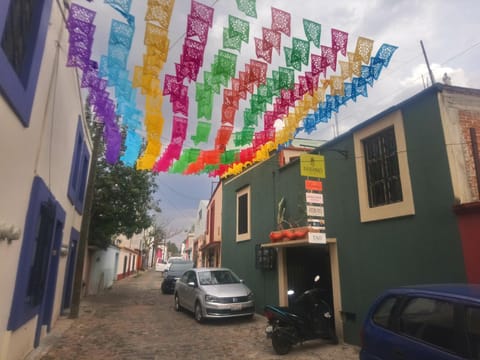 Neighbourhood, Location