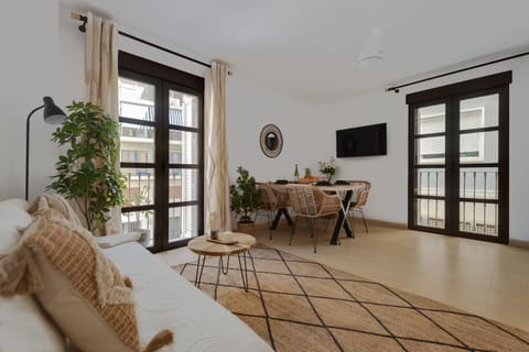 Communal lounge/ TV room, TV and multimedia, Living room, Seating area, Dining area, Evening entertainment