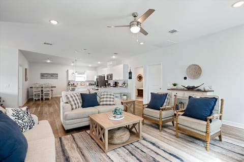 Kitchen or kitchenette, Living room, Seating area, Dining area, fireplace