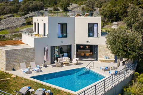 Property building, Natural landscape, Swimming pool, sunbed