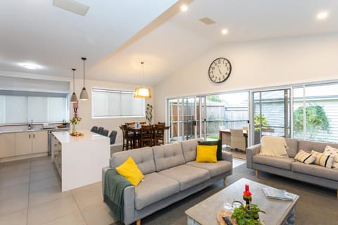 Kitchen or kitchenette, Living room, Seating area, Dining area