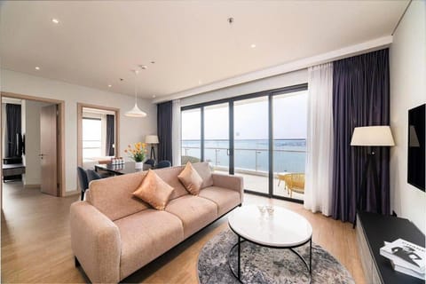 Natural landscape, TV and multimedia, Living room, Seating area, Sea view
