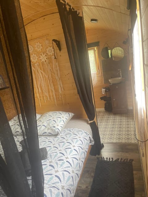 Roulotte , hébergement atypique Campground/ 
RV Resort in Hyères