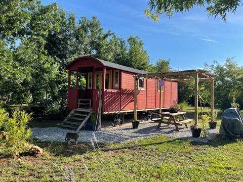 Roulotte , hébergement atypique Campground/ 
RV Resort in Hyères