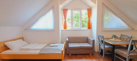 Bed, Photo of the whole room, Seating area, Dining area, towels