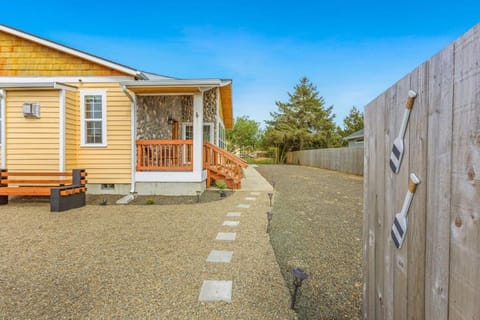 Cobblestone Cottage House in Ocean Shores