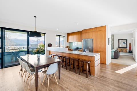 Kitchen or kitchenette, Living room, Seating area, Dining area, oven, pet friendly, stove