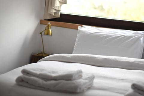 Bed, Bedroom, towels