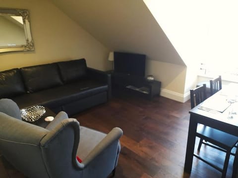 Day, TV and multimedia, Living room, Seating area