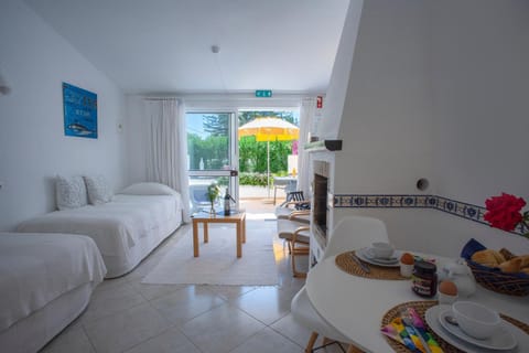 Bed, Kitchen or kitchenette, Living room, Food and drinks, Photo of the whole room, Seating area, Dining area, Bedroom, Food